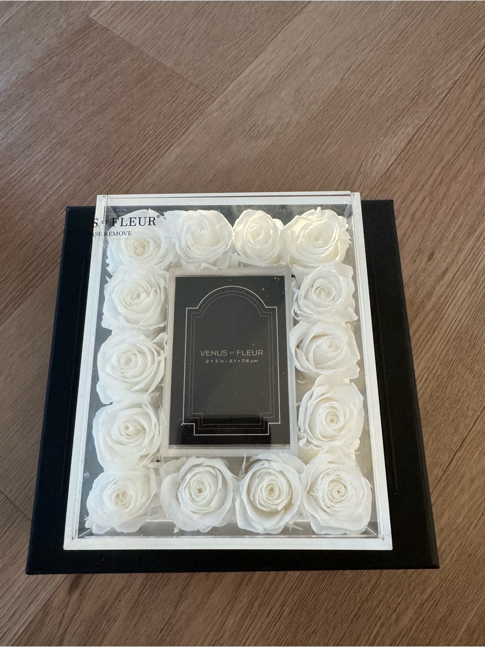 Venus et Fleur White Preserved Rose Frame
